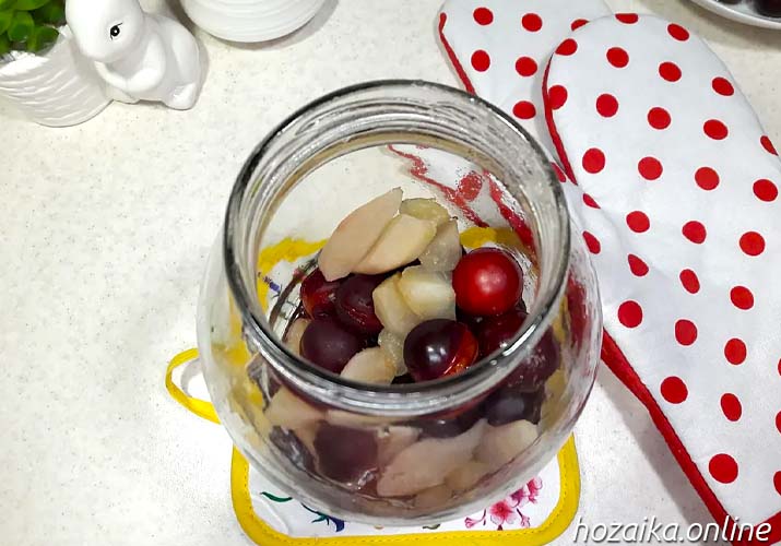 фрукты в банке для компота из слив, вишни и груши