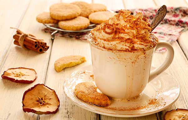 Кофейный коктейль с молоком и клубничным сиропом